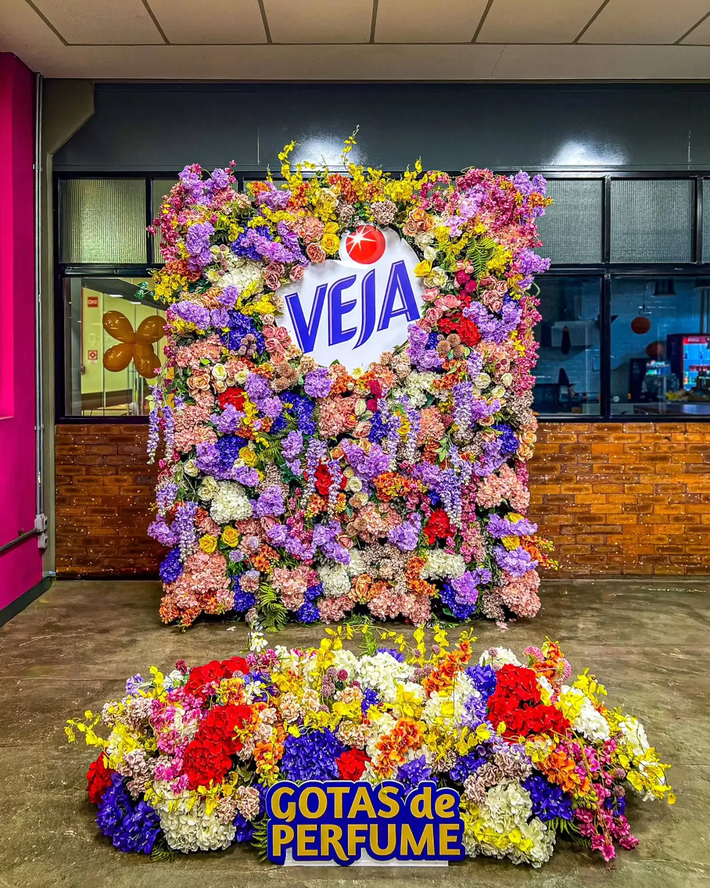 Paisagismo temporário e mesa posta decorada pela Cosmo Pessoa